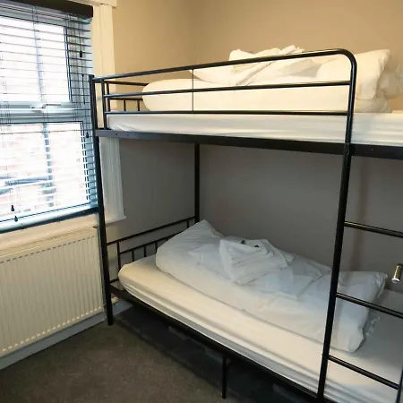 Pass The Keys Amazing, Newly Renovated 5bedroom House Sleeps 10 Holiday home *