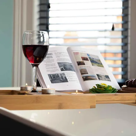 Pass The Keys Amazing, Newly Renovated 5bedroom House Sleeps 10 Holiday home *