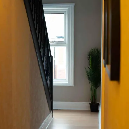 Pass The Keys Amazing, Newly Renovated 5bedroom House Sleeps 10 Holiday home Scarborough