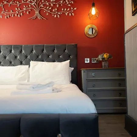 Pass The Keys Amazing, Newly Renovated 5bedroom House Sleeps 10 Holiday home *