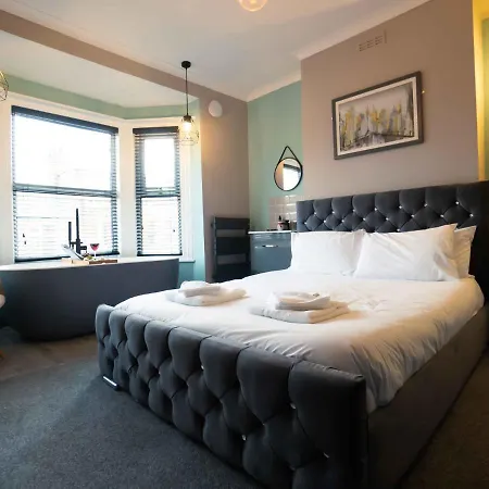 Pass The Keys Amazing, Newly Renovated 5bedroom House Sleeps 10 Holiday home *