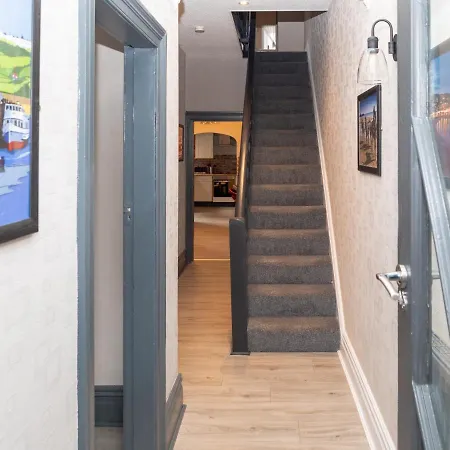 Pass The Keys Amazing, Newly Renovated 5bedroom House Sleeps 10 *