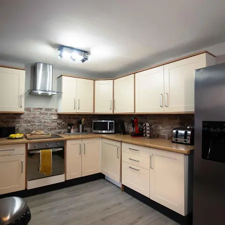 Pass The Keys Amazing, Newly Renovated 5bedroom House Sleeps 10 Holiday home Scarborough